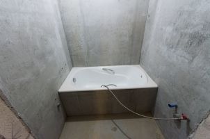 Пример - установка чугунной ванны, строительство облицовочного экрана под нее