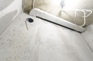 Вентиляция - выпуск из стены (ванная комната), через короб по потолку (туалет)