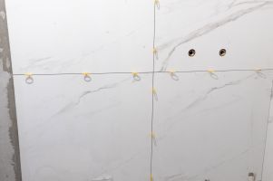 Облицовка стен ванной комнаты керамогранитом 60x60, система СВП