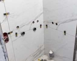 Облицовка стен ванной комнаты керамогранитом 60x60, система СВП