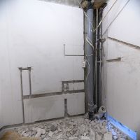 Штробление стен в санузла для прокладки водопровода и канализации