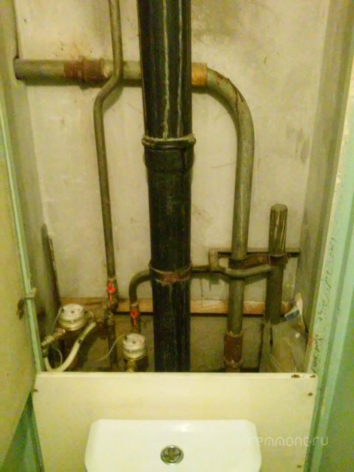 Состояние и расположение труб в сантех-шкафу до ремонта (туалет)