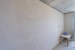 Шпаклевка стен в комнате перед оклейкой обоев