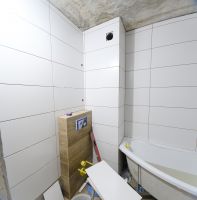 Облицовка стен ванной комнаты керамической плиткой