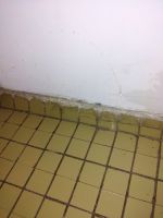 Пол в ванной и туалете из мелкой плитки в железобетонном поддоне, бортик у стены обычно срезаем, чтобы был прямоугольный стык плитки в углу