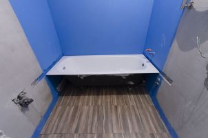 Установка чугунной ванны в ванной комнате 170x170