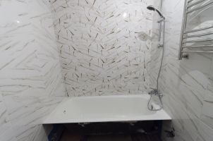 Укладка настенной плитки 50x25 в ванной 170x170