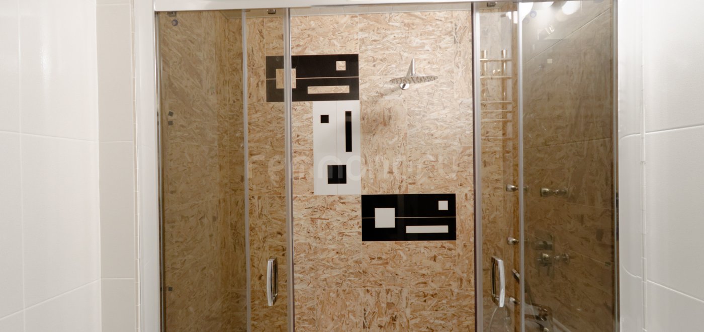 Дизайнерская плитка в ванной комнате + английский стиль в туалете
