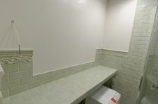 Столешница из плитки Ceramiche Grazia Rixi, стены под покраску в ванной комнате