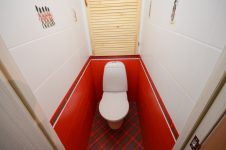 Cтены в туалете: красный низ, белый верх