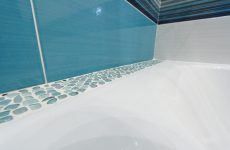 Задний бортик ванны сделан из мозаики