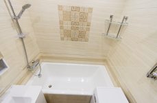 Песочная ванная комната с ванной Roca Tampa