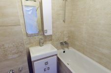 Интерьер ванной комнаты с бежевой плиткой La Platera Minimal