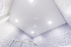 Белый реечный потолок для ванной комнаты