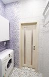 Светлая дверь в ванной комнате