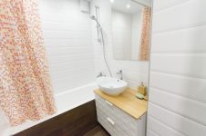 Светлая ванная комната из белой плитки