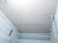 Санузел 120x185 - потолок до ремонта