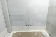 Плитка над ванной