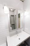 Зеркало с раковиной Икея, практически на всю свободную ширину от ванны до двери