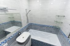 Ванная комната в светло-серый тонах, с синей мозаикой