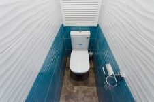 Туалет, сине-белая плитка Волна Керамин Дюна