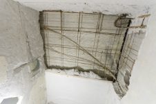 Демонтирован вентиляционный короб в туалете (под потолком)