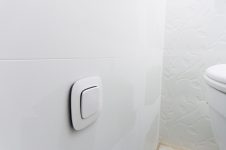 Выключатель на вентиляцию в туалете
