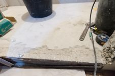 Срезаем бетонный порог под дверью