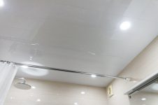Белый реечный потолок в ванной комнате