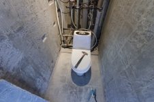 Демонтажные работы в туалете - зачистка стен и пола
