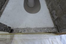 Демонтажные работы в туалете - срезан бетонный порог