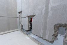 Выштрабливание перегородок (бетон) в ванной
