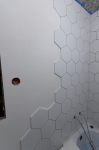 Шпаклевка и шлифовка стен в санузле, граница плитки и покраски