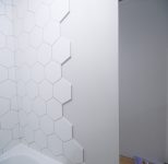 Покраска стен санузла в нейтральный светло-серый цвет