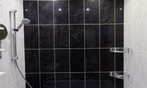 Черно-белая ванная комната 170х200 в панельном доме П-44