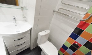 Белая ванная комната (ремонт в однушке), белая плитка 20х20