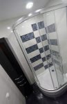 Душевой угол в черно-белой ванной комнате