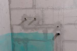 Скрытый в стене водопровод на ванну и стиральную машину