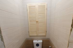 Декоративные деревянные дверцы на ревизию в туалете