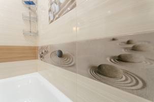 Декоративные керамические элементы над ванной