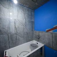 Укладка керамогранита 60x60 на стены, от бортика ванны