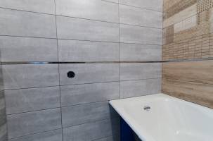 Облицовка стен ванной комнаты керамической плиткой с устройством отвертий под сантехнику и электрику