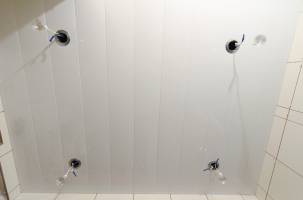Монтаж реечного подвесного потолка в ванной комнате