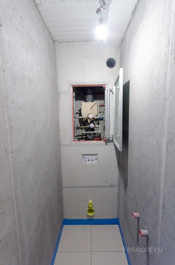 Туалет - сантехнический короб с люком, проложены все трубы на водопровод