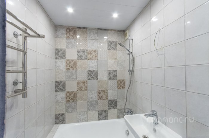 Примеры наших работ - ванная комната с плиткой 20x20 с элементами пэчворк