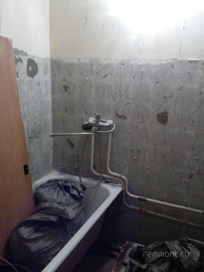 Приступаем к ремонту в ванной комнате 150 x 135, зачищаем стены и демонтируем сантехнику