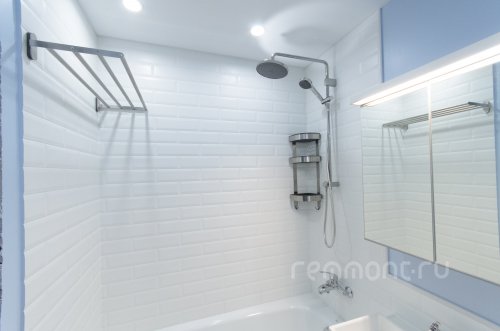 Белая мелкая плитка кирпичиком в ванной комнате