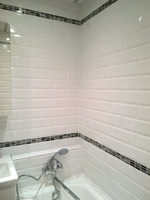 Ремонт в ванной комнате (новостройка), белая плитка с мозаикой