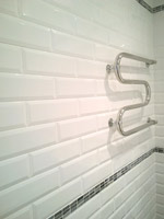 Ремонт в ванной комнате (новостройка), замена полотенцесушителя, белая плитка с мозаикой