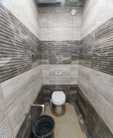 Облицовка стен плиткой в туалете (ЖК Михайловский Парк)